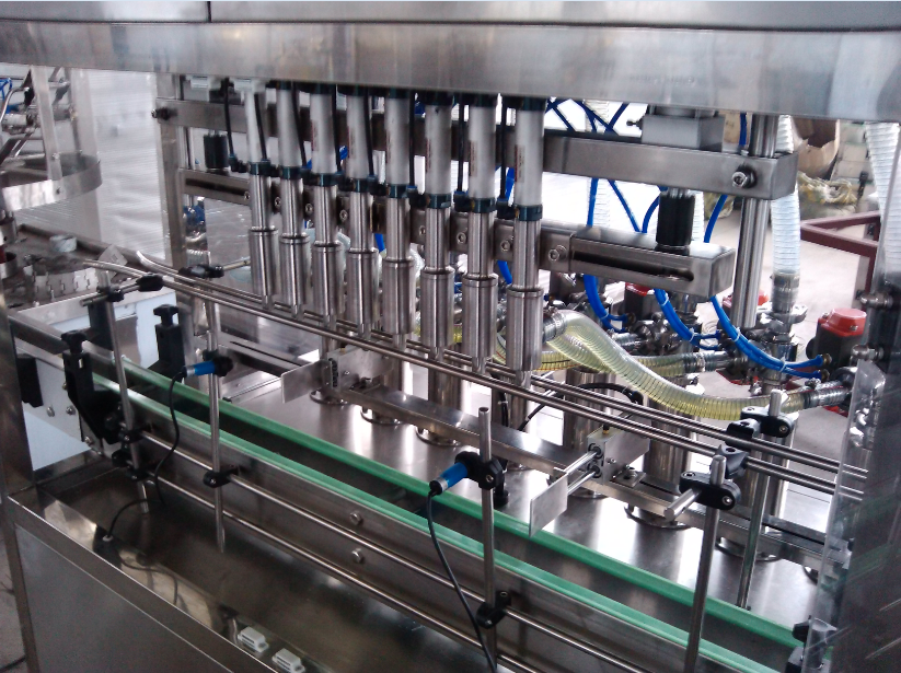 Small type liquid filling machine