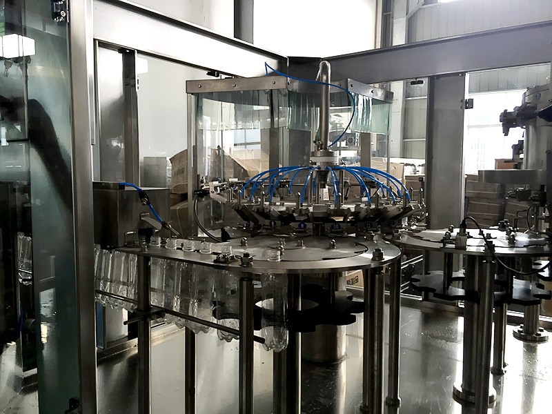 Soda beverage filling machine in glass bottle